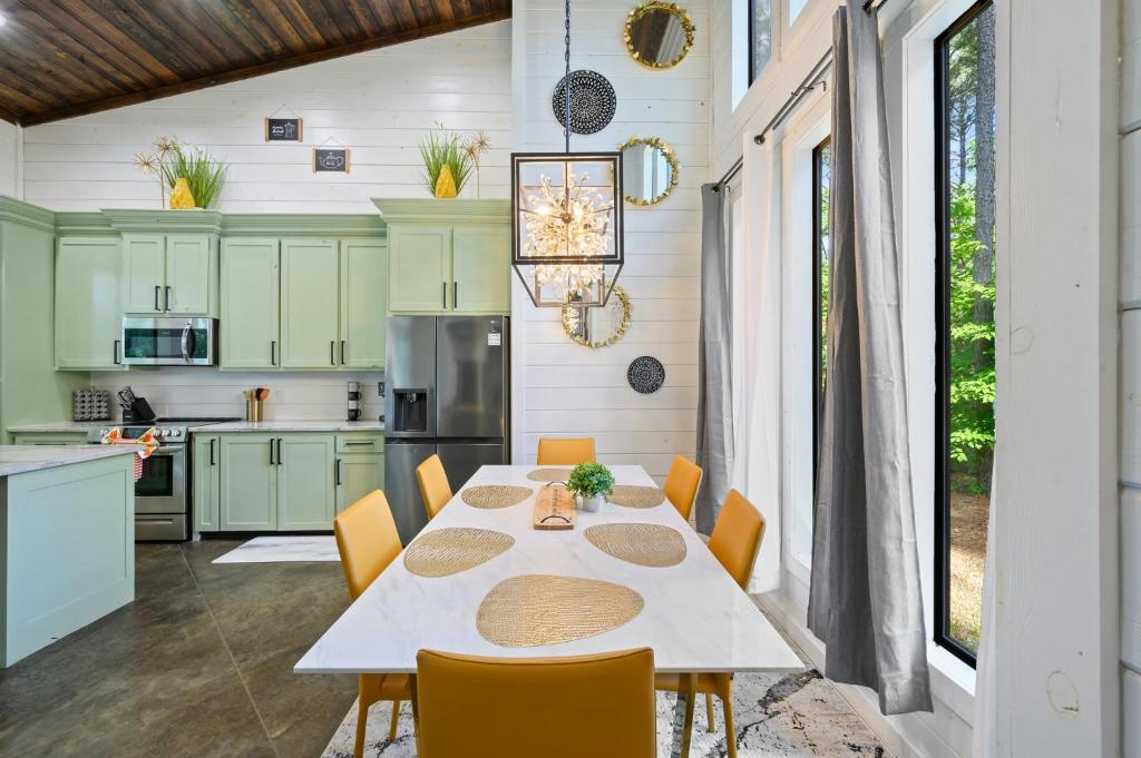 Foto dalla galleria di LUXE Privacy at Gorgeous Broken Bow Cabin Home a Broken Bow