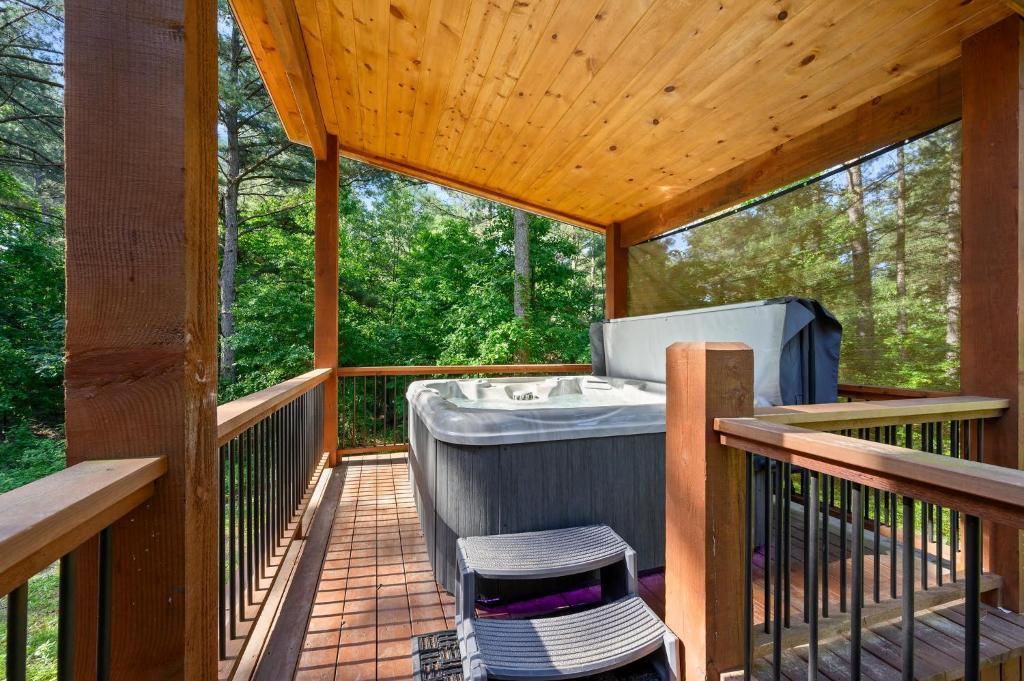 Foto dalla galleria di LUXE Privacy at Gorgeous Broken Bow Cabin Home a Broken Bow