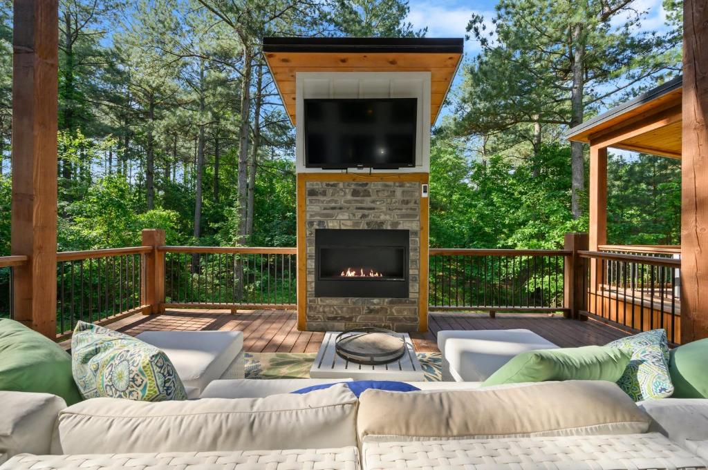 Foto dalla galleria di LUXE Privacy at Gorgeous Broken Bow Cabin Home a Broken Bow