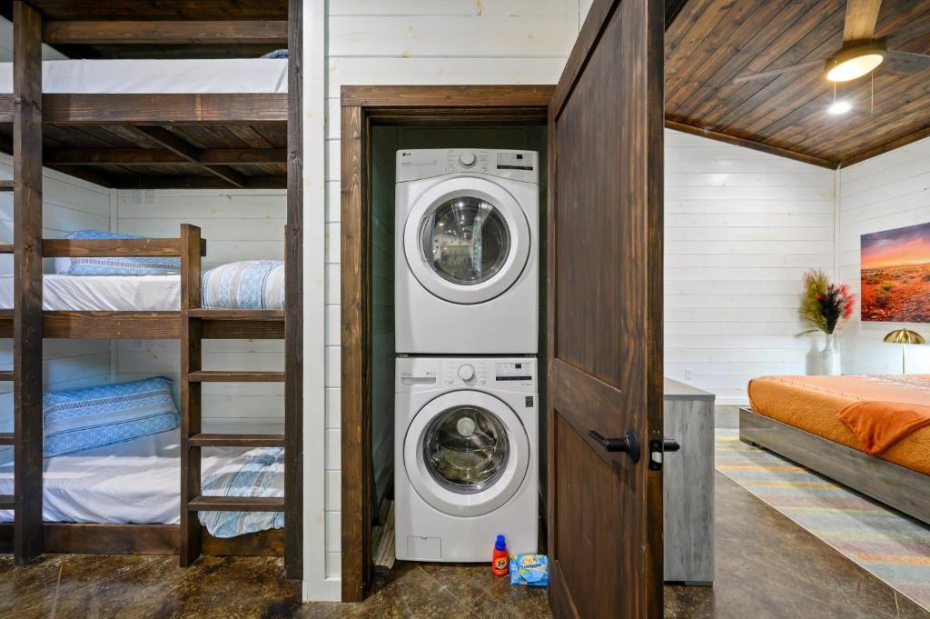 Foto dalla galleria di LUXE Privacy at Gorgeous Broken Bow Cabin Home a Broken Bow