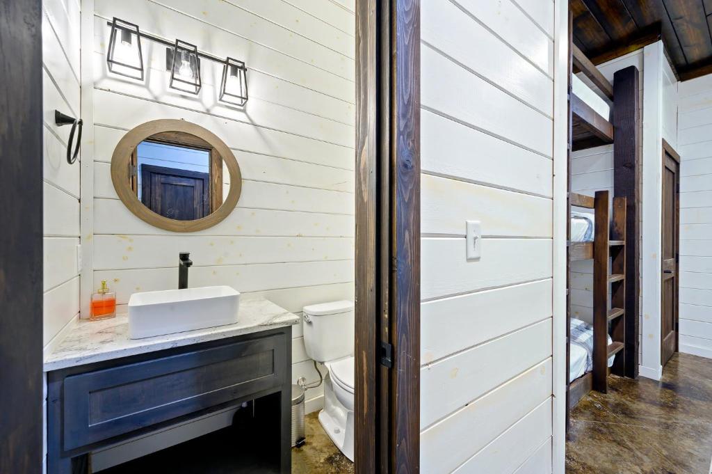 Foto dalla galleria di LUXE Privacy at Gorgeous Broken Bow Cabin Home a Broken Bow