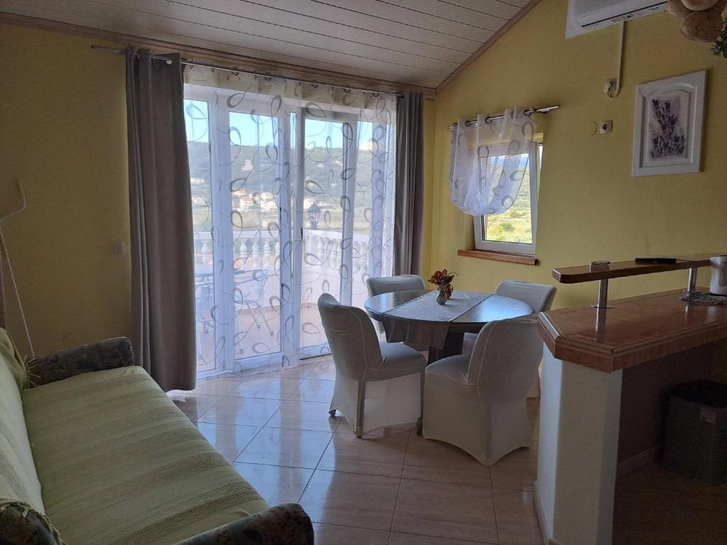 Posedenie v ubytovaní Apartments for families with children Supetarska Draga - Donja, Rab - 14425