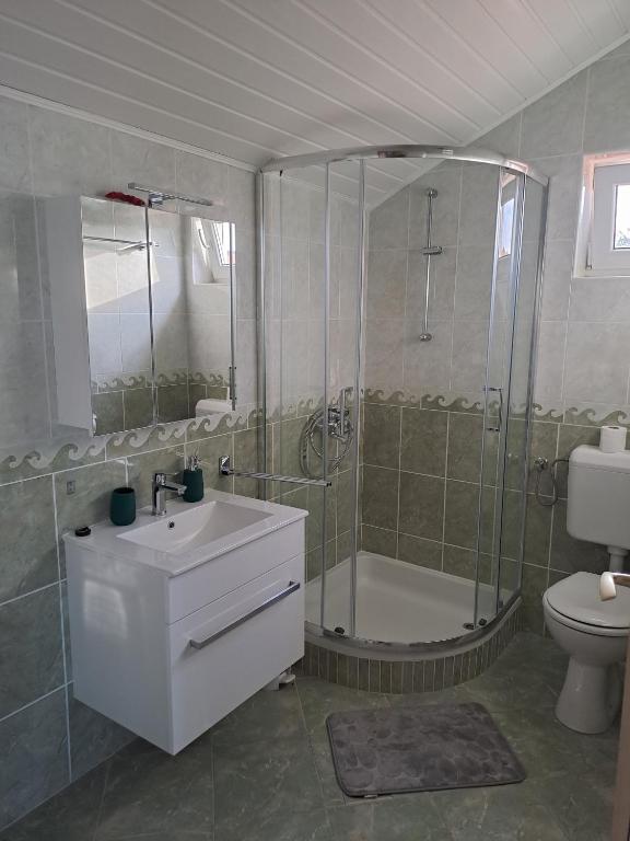 Kúpeľňa v ubytovaní Apartments for families with children Supetarska Draga - Donja, Rab - 14425