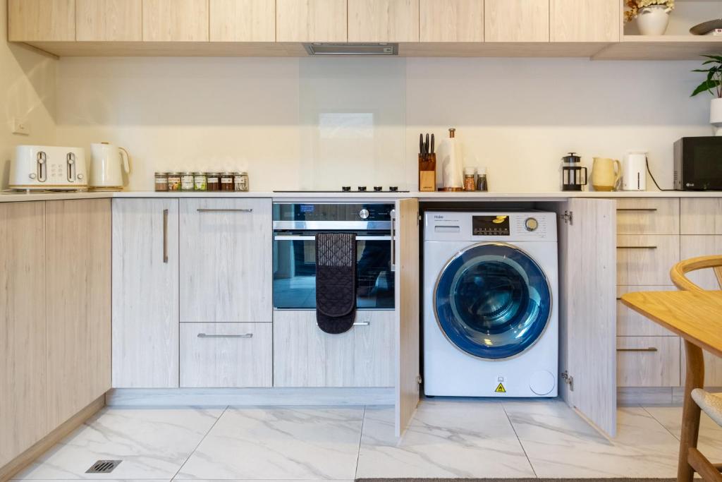 Stylish Central City townhouse Next to Little High - Resim 24