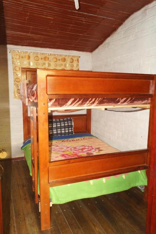 Postel nebo postele na pokoji v ubytování Hostal La Rosita