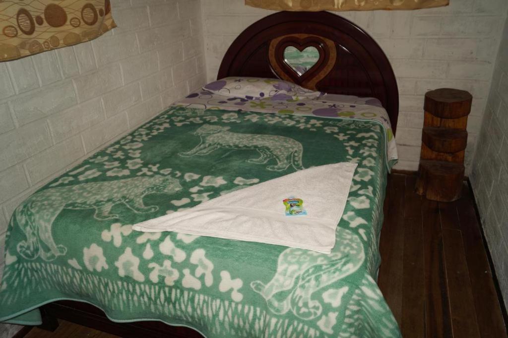 Postel nebo postele na pokoji v ubytování Hostal La Rosita