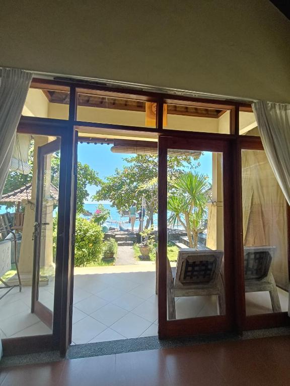 Putra'Lebah Amed Guest House - 带阳台和海景的双人间