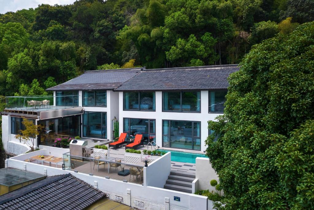 an aerial view of a house with a swimming pool at Jun hade on hillside in Hangzhou