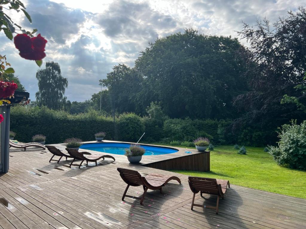 Bazén v ubytování Villa with private pool and jacuzzi nebo v jeho okolí