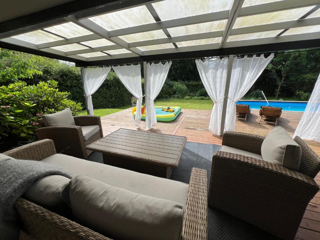 Bazén v ubytování Villa with private pool and jacuzzi nebo v jeho okolí