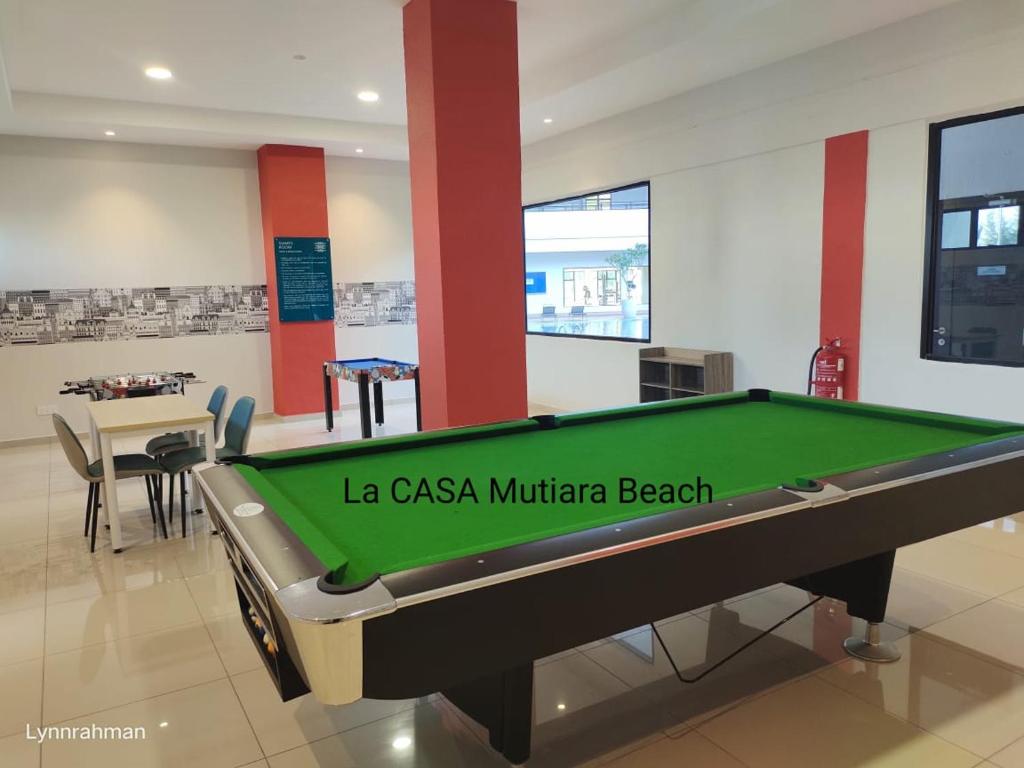 Biliár nebo kulečník v ubytování Mutiara Melaka Beach Resort by La CASA