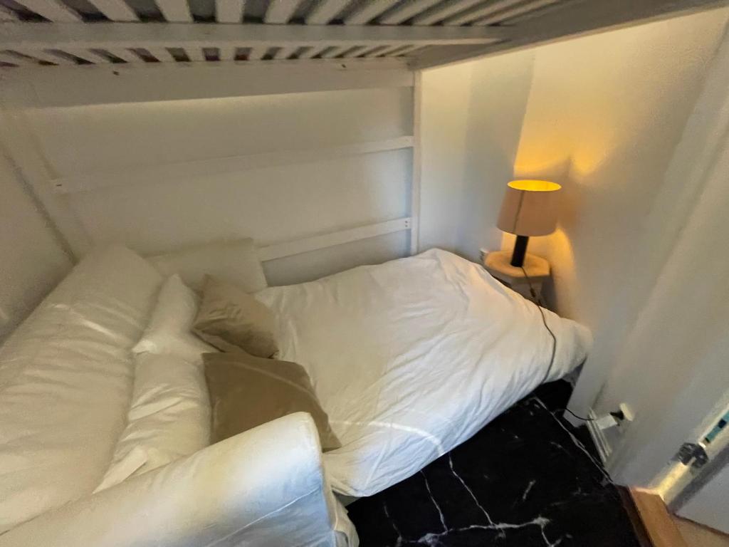 Postel nebo postele na pokoji v ubytování Happy Days Relaxing room with smart solutions shared apartment with one other bedroom