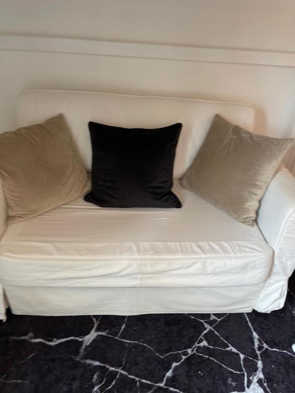 Posezení v ubytování Happy Days Relaxing room with smart solutions shared apartment with one other bedroom