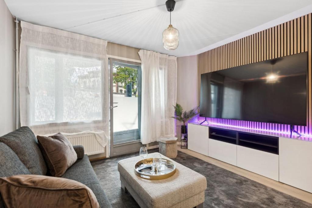 TV a/nebo společenská místnost v ubytování Happy Days Relaxing room with smart solutions shared apartment with one other bedroom