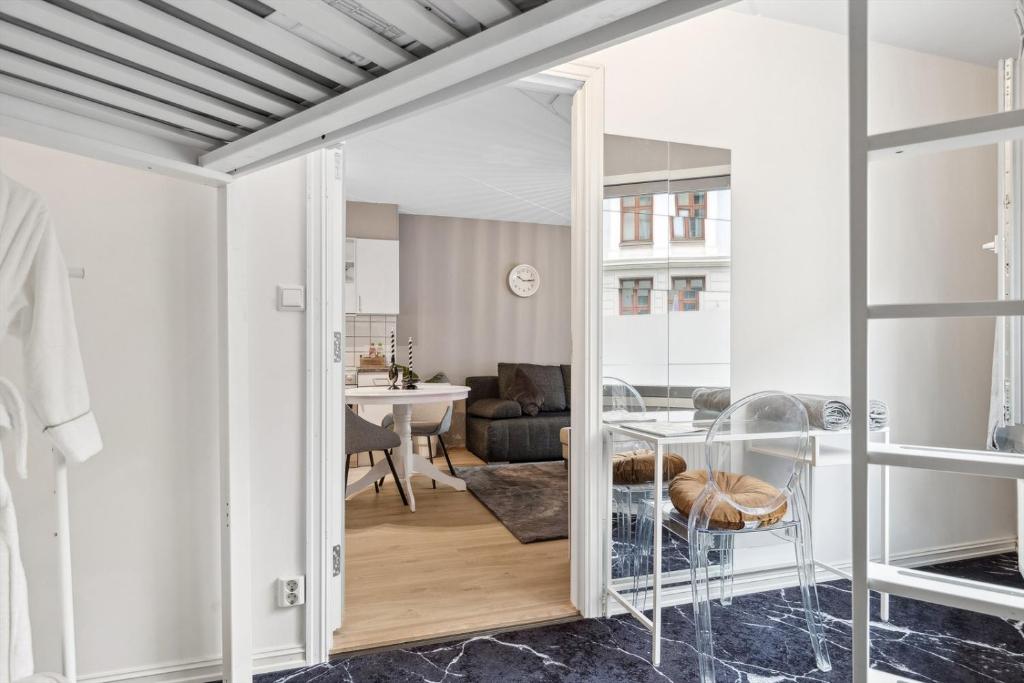 Posezení v ubytování Happy Days Relaxing room with smart solutions shared apartment with one other bedroom