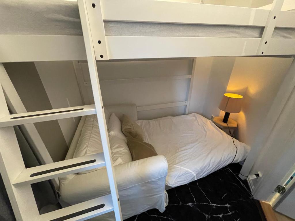 Postel nebo postele na pokoji v ubytování Happy Days Relaxing room with smart solutions shared apartment with one other bedroom