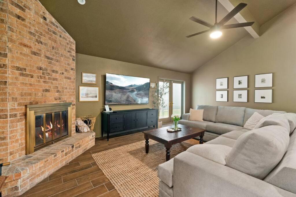 サンアントニオにあるCharming Home Near Sea World & Six Flags Sleeps 8のソファと暖炉のあるリビングルーム