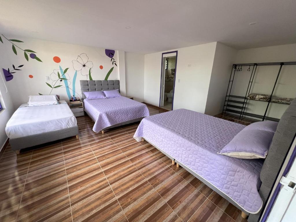 Postel nebo postele na pokoji v ubytování NUEVO Hotel Morada en el centro del Eje Cafetero