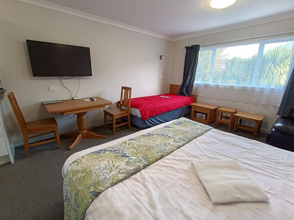 Postel nebo postele na pokoji v ubytování Bayfield Motel and Apartment