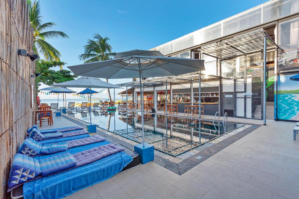 Bazén v ubytování Malibu Beach Resort nebo v jeho okolí
