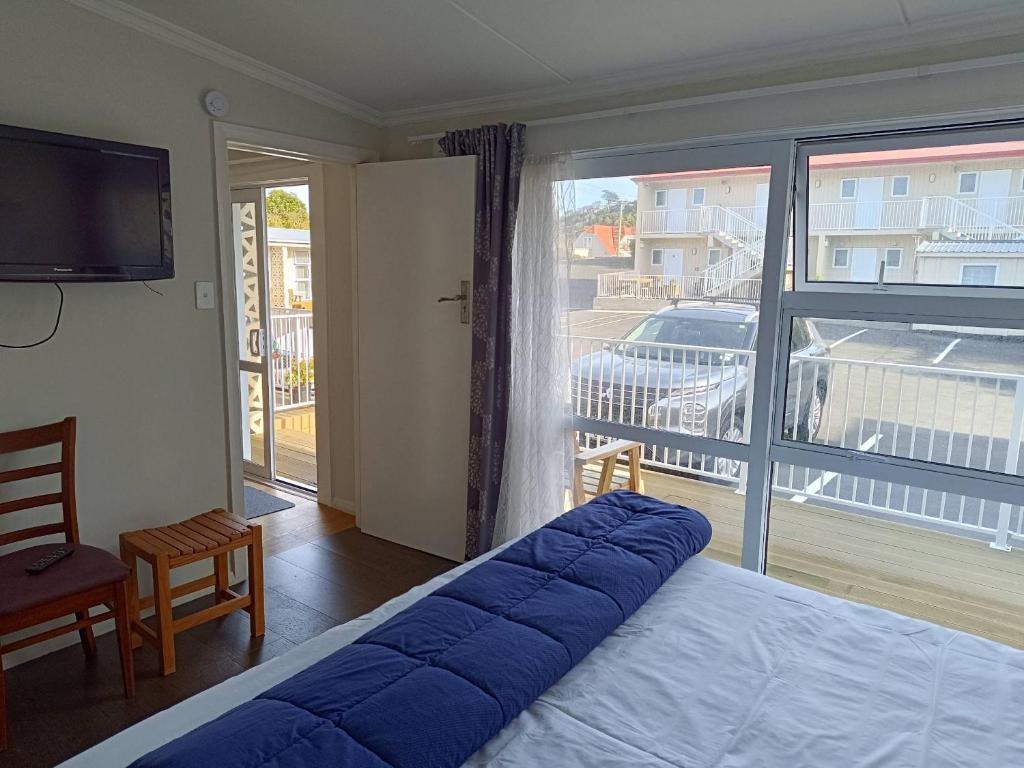Postel nebo postele na pokoji v ubytování Bayfield Motel and Apartment