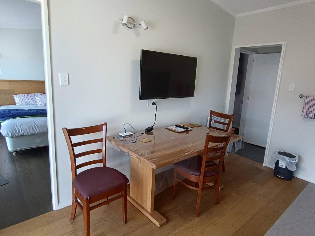 TV a/nebo společenská místnost v ubytování Bayfield Motel and Apartment