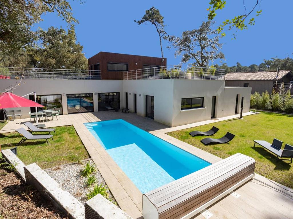 une piscine dans l'arrière-cour d'une maison dans l'établissement Villa avec Piscine Chauffée à 200m du Lac d'Hossegor - FR-1-791-6, à Soorts-Hossegor