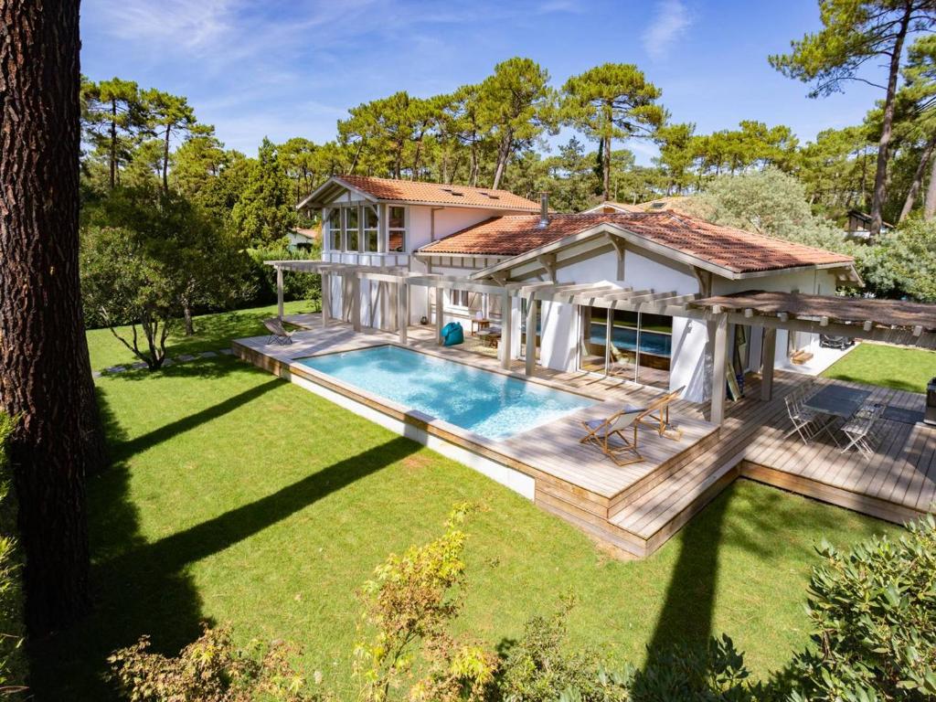 une vue aérienne d'une maison avec piscine dans l'établissement Villa Rénovée à Hossegor avec Piscine Chauffée, Proche Golf et Plage - FR-1-791-15, à Soorts-Hossegor