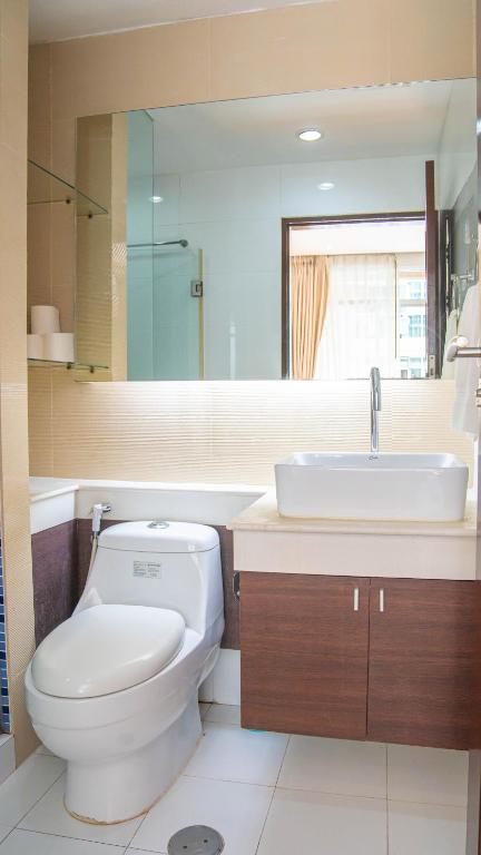 Koupelna v ubytování Recently Renovated Pool View Apartment in Modern Complex