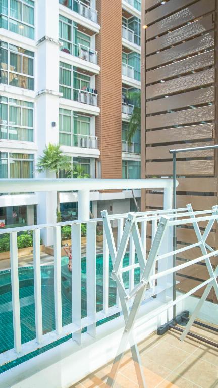 Balkón nebo terasa v ubytování Recently Renovated Pool View Apartment in Modern Complex