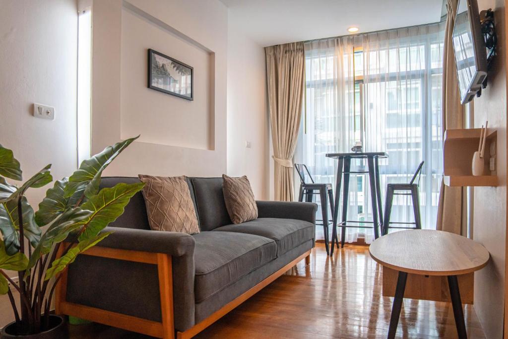 Posezení v ubytování Recently Renovated Pool View Apartment in Modern Complex