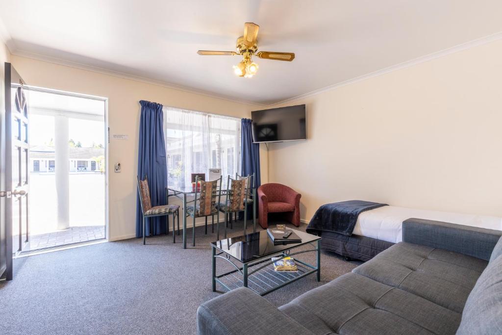 
One-Bedroom Apartment with Shower
