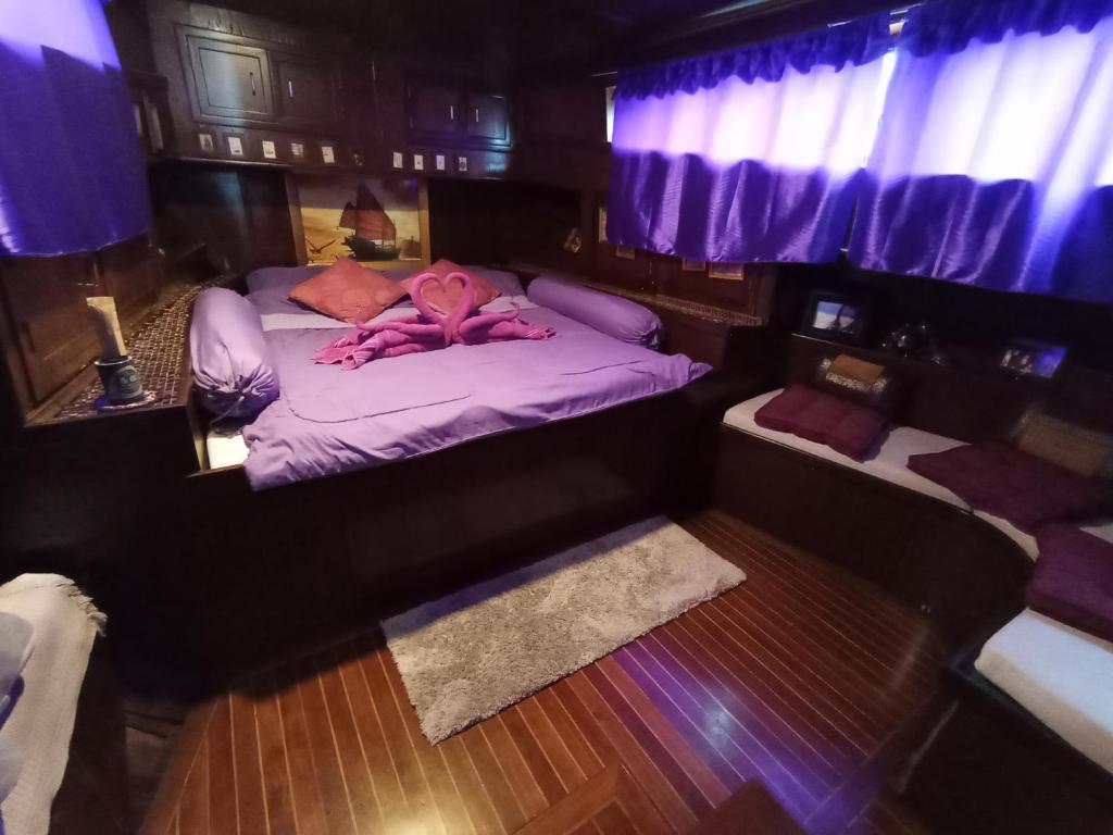 Giường trong phòng chung tại Sabai Sabai Liveaboard Bangkok