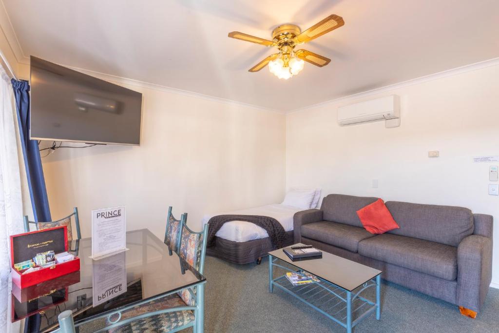 
One-Bedroom Bath Suite (3 Adults)
