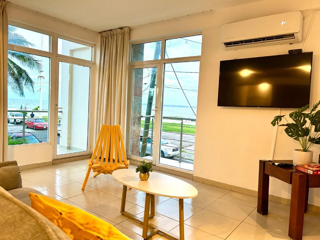 TV a/nebo společenská místnost v ubytování Charming and Family With a pool and ocean view, 3 blocks from the beach, with 2 TVs and Netflix