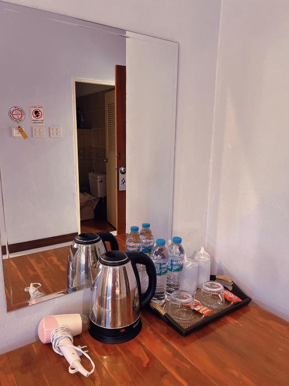 Příslušenství pro přípravu čaje a kávy v ubytování Phiphu Art and Gallery Boutique Sukhothai