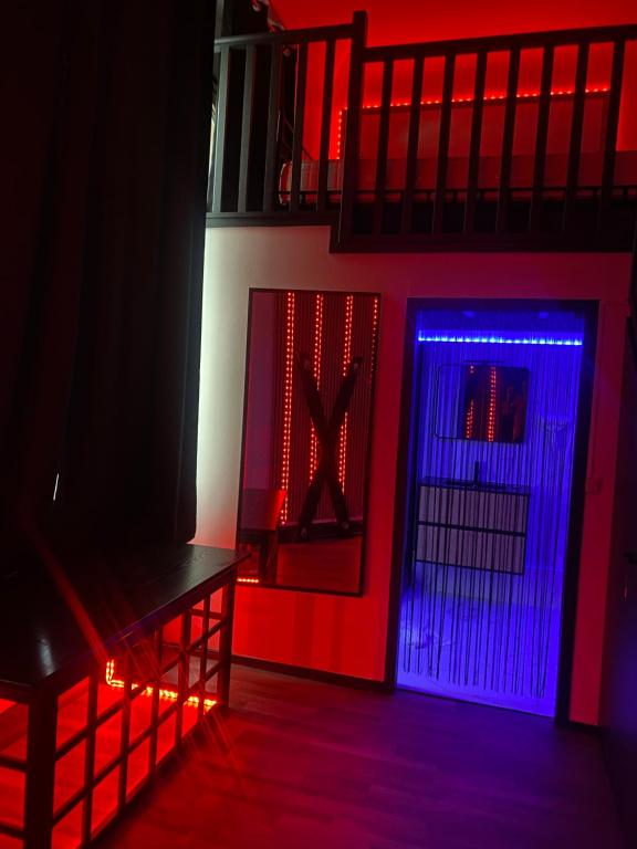 Cette chambre est dotée d'une porte éclairée rouge et bleue. dans l'établissement Love apparemment, à Metz