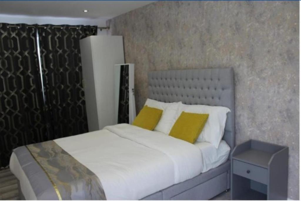 Ένα ή περισσότερα κρεβάτια σε δωμάτιο στο Mini Cosy Studio Flat Milton Keynes