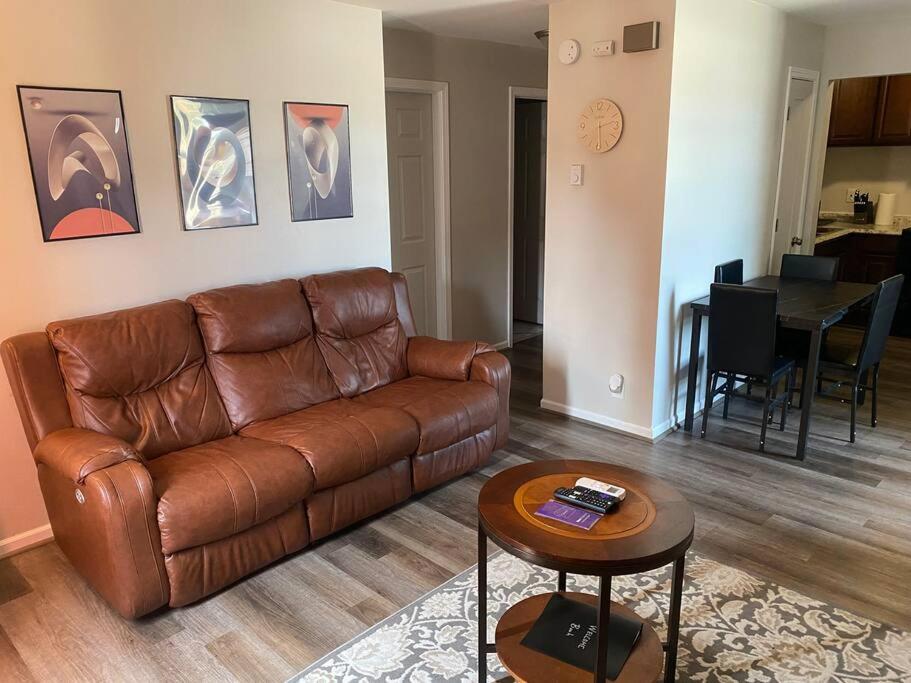 Χώρος καθιστικού στο Apartment in West Allis
