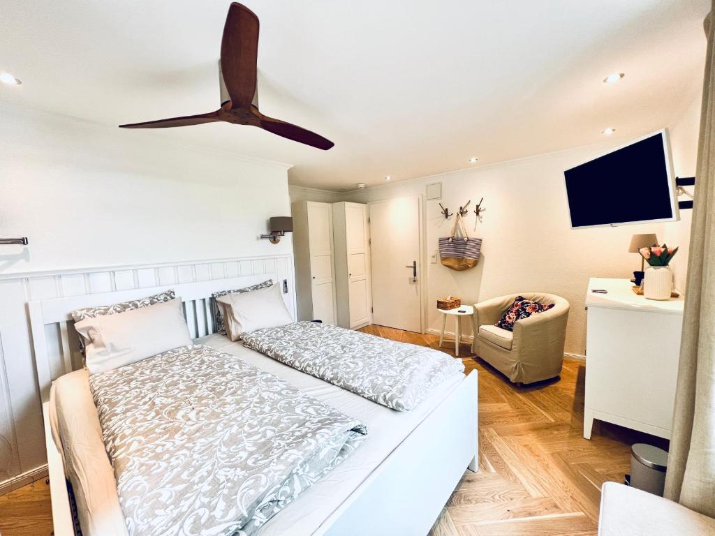 TV a/nebo společenská místnost v ubytování Boutique Hotel Niesenblick - direkt am Thunersee gelegen mit SELF CHECK IN & digitaler Rezeption