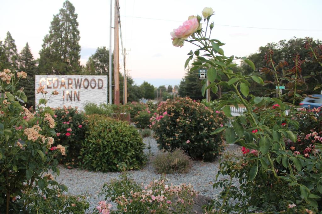 Zahrada ubytování Cedarwood Inn of Ashland
