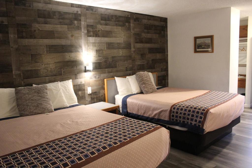 Postel nebo postele na pokoji v ubytování Cedarwood Inn of Ashland