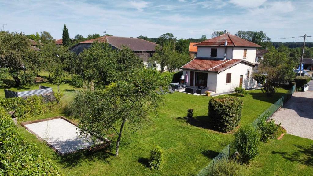 an aerial view of a house in a yard at L'échappée Dervoise in Montier-en-Der