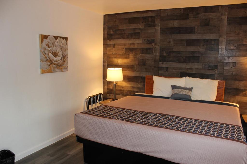 Postel nebo postele na pokoji v ubytování Cedarwood Inn of Ashland