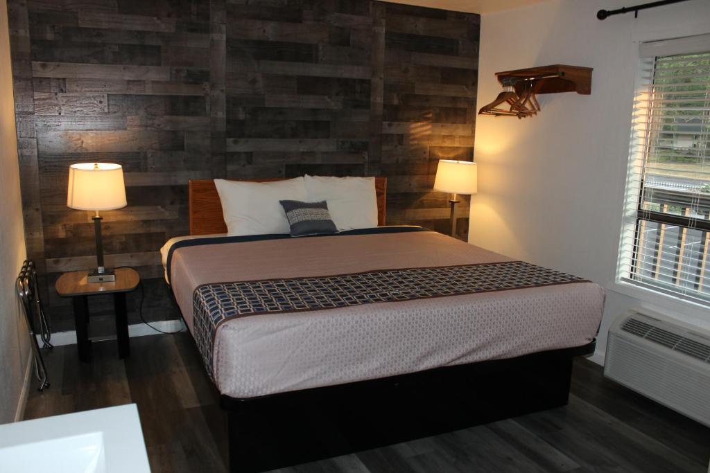 Postel nebo postele na pokoji v ubytování Cedarwood Inn of Ashland