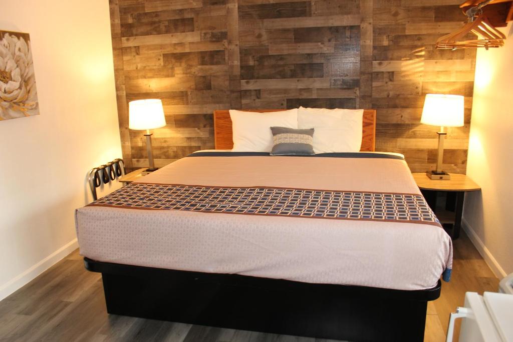 Postel nebo postele na pokoji v ubytování Cedarwood Inn of Ashland