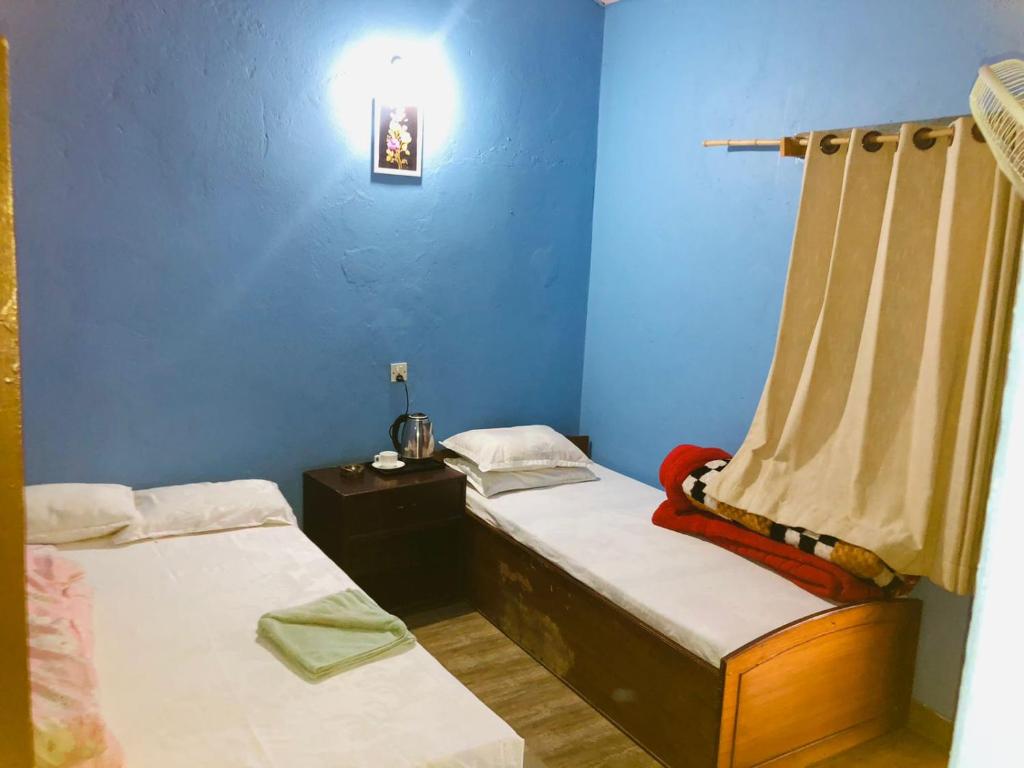 Rúm í herbergi á Goodday Backpackers