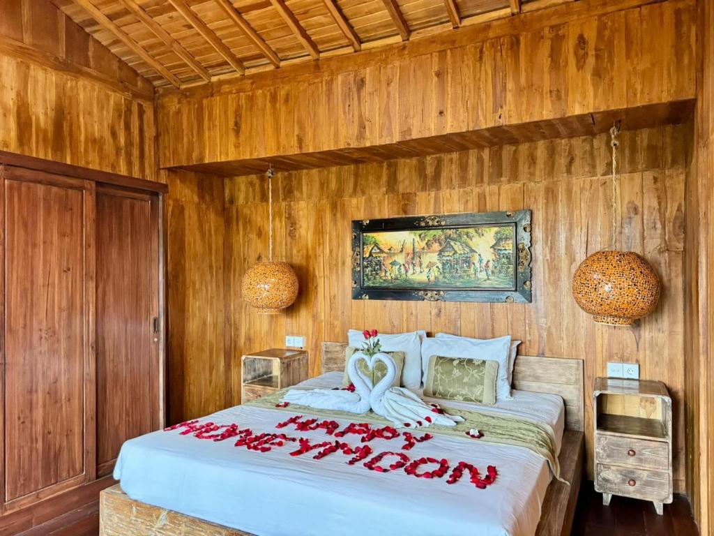 チャングーにあるLa Pan Nam Exotic Villas and Spaのベッドルーム1室(赤いバラのベッド1台付)