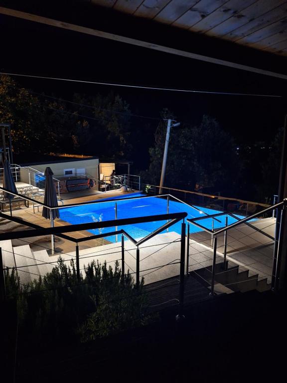 Bazén v ubytování BooRA glamp experience & Heated infinity pool nebo v jeho okolí