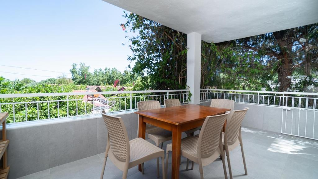 Lemon Garden Lodge - Two-Bedroom Apartment